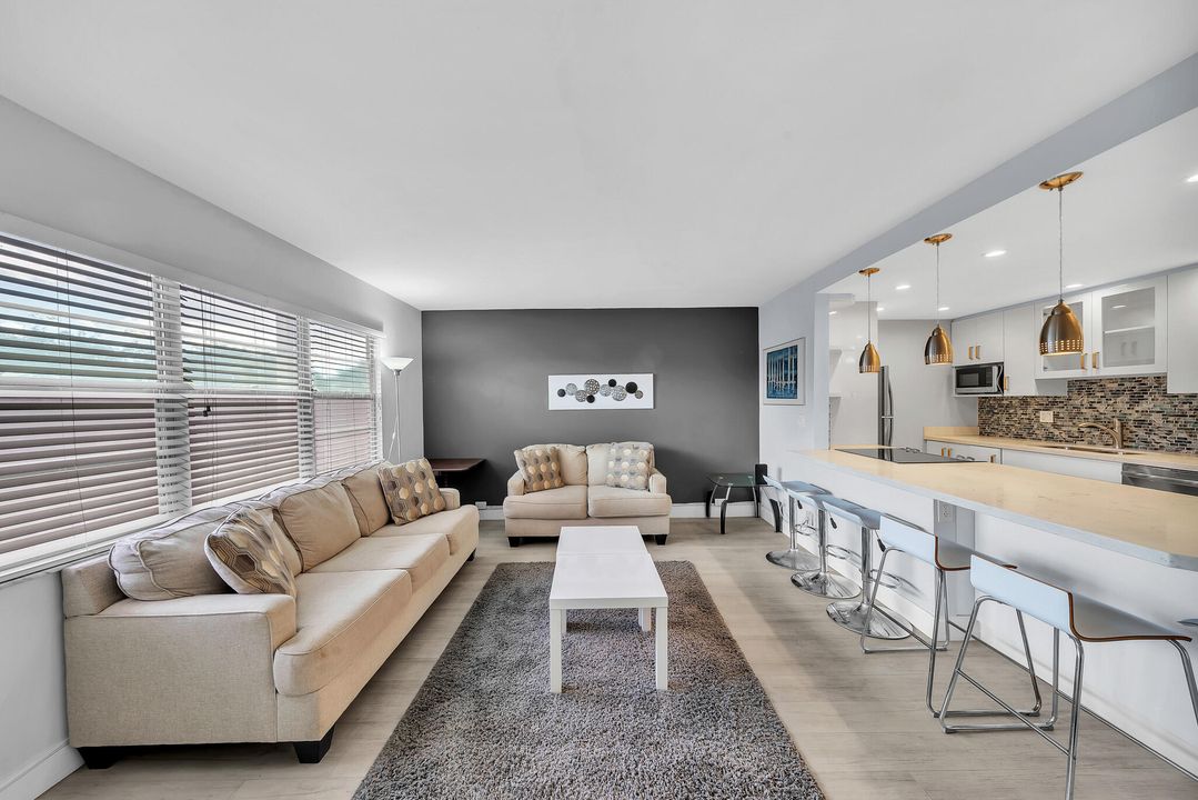 Под контрактом: $115,000 (1 спален, 1 ванн, 798 Квадратных фут)