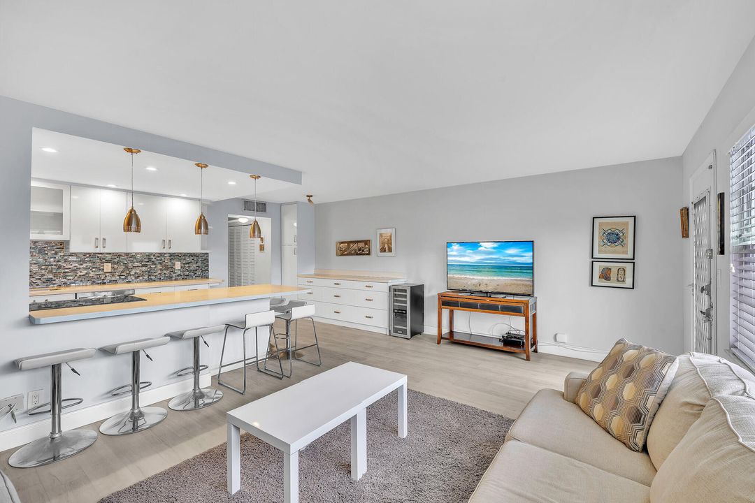 Под контрактом: $115,000 (1 спален, 1 ванн, 798 Квадратных фут)