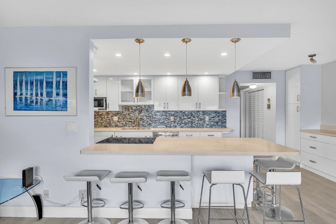 Под контрактом: $115,000 (1 спален, 1 ванн, 798 Квадратных фут)