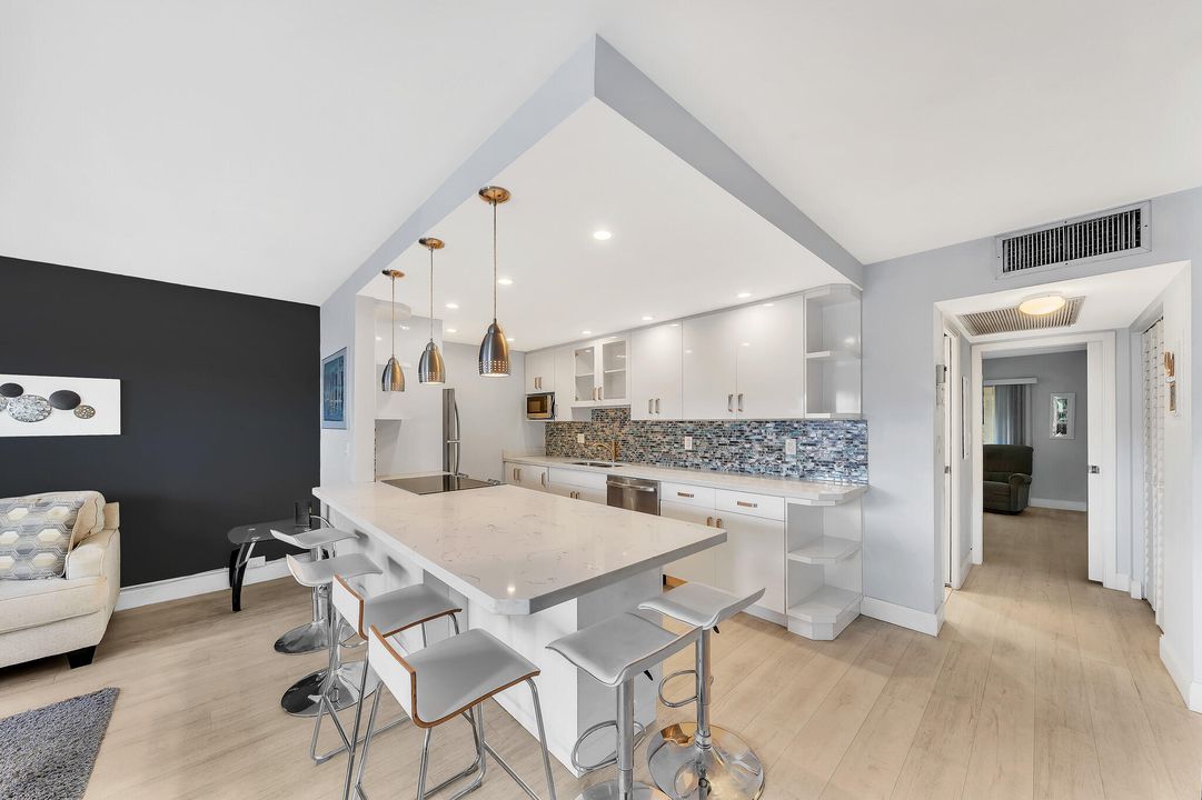 Под контрактом: $115,000 (1 спален, 1 ванн, 798 Квадратных фут)