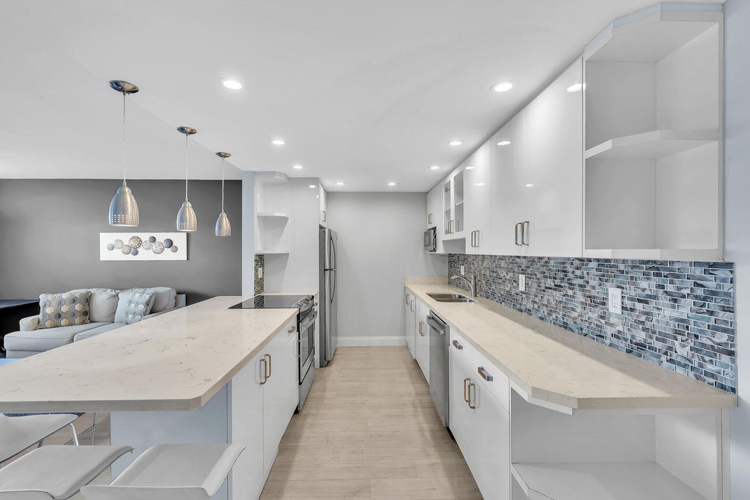 Под контрактом: $115,000 (1 спален, 1 ванн, 798 Квадратных фут)