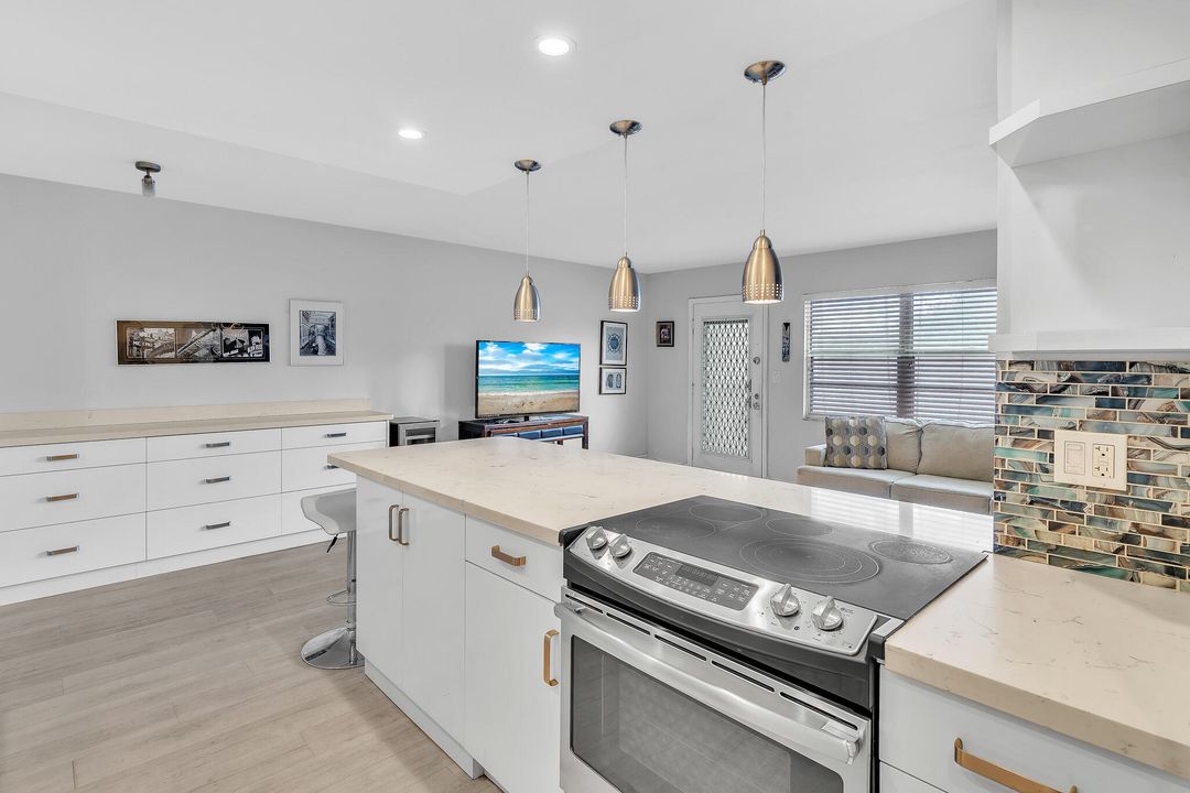 Под контрактом: $115,000 (1 спален, 1 ванн, 798 Квадратных фут)