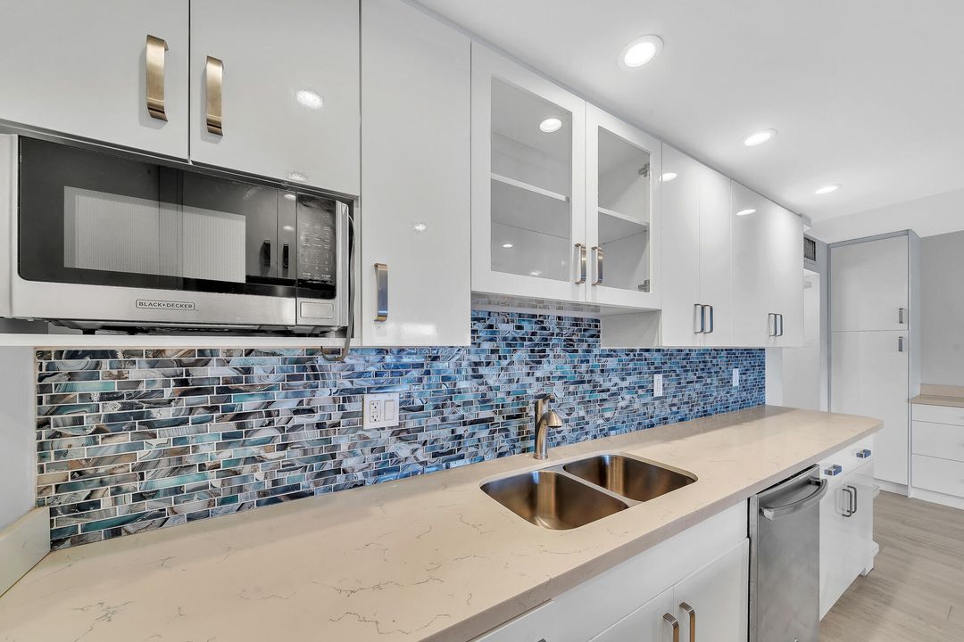 Под контрактом: $115,000 (1 спален, 1 ванн, 798 Квадратных фут)