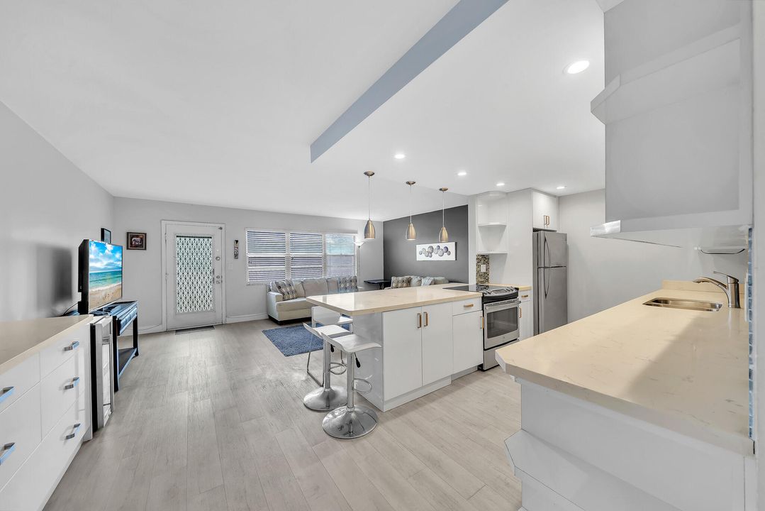 Под контрактом: $115,000 (1 спален, 1 ванн, 798 Квадратных фут)