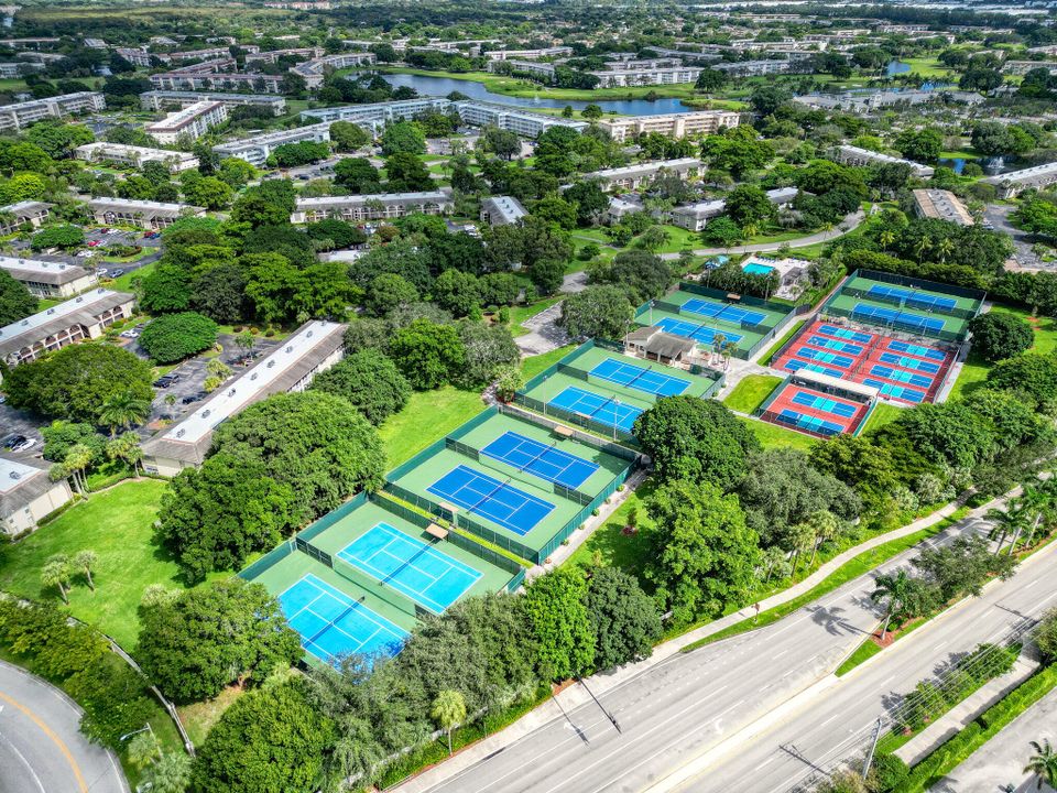 Под контрактом: $115,000 (1 спален, 1 ванн, 798 Квадратных фут)