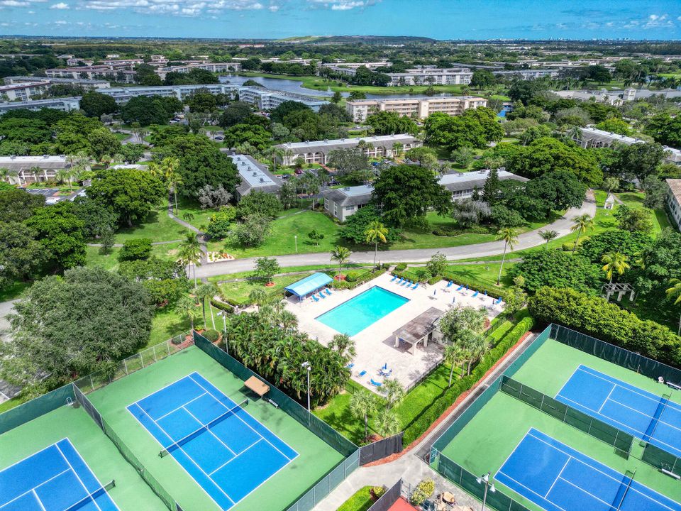 Под контрактом: $115,000 (1 спален, 1 ванн, 798 Квадратных фут)