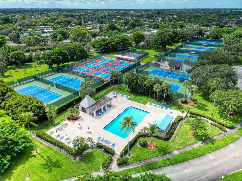 Под контрактом: $115,000 (1 спален, 1 ванн, 798 Квадратных фут)