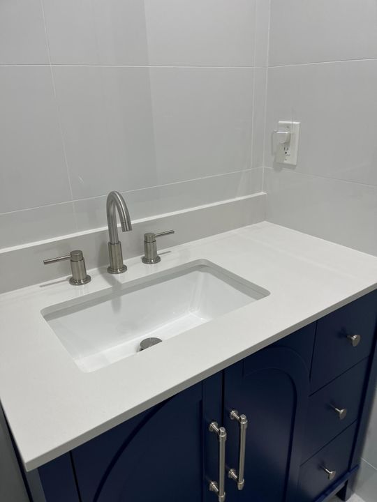 合同活跃: $2,250 (2 贝兹, 2 浴室, 1200 平方英尺)