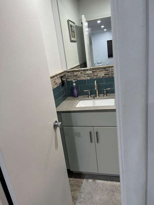 合同活跃: $2,250 (2 贝兹, 2 浴室, 1200 平方英尺)