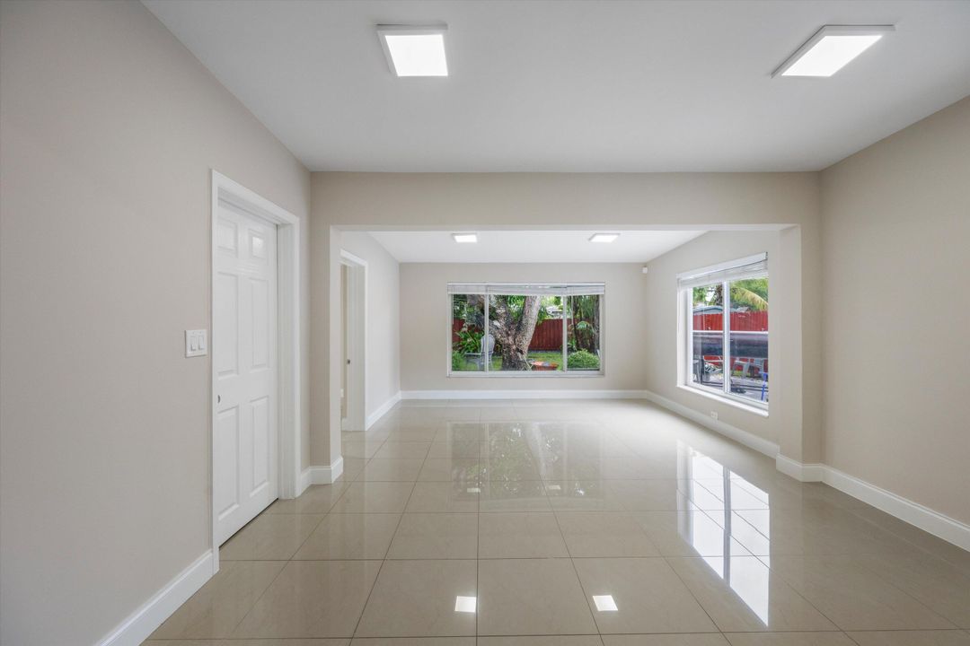 出租: $3,975 (4 贝兹, 3 浴室, 1981 平方英尺)