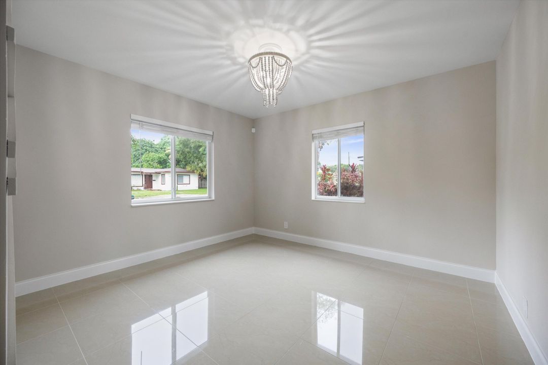 出租: $3,975 (4 贝兹, 3 浴室, 1981 平方英尺)