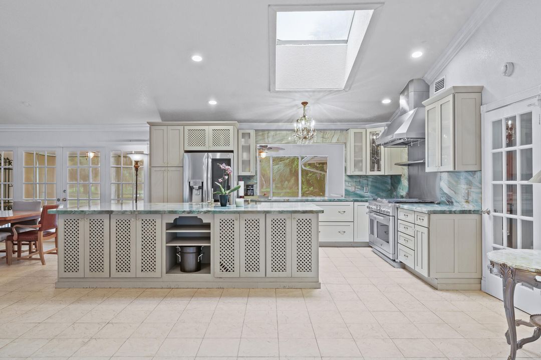 Под контрактом: $1,150,000 (6 спален, 4 ванн, 4584 Квадратных фут)