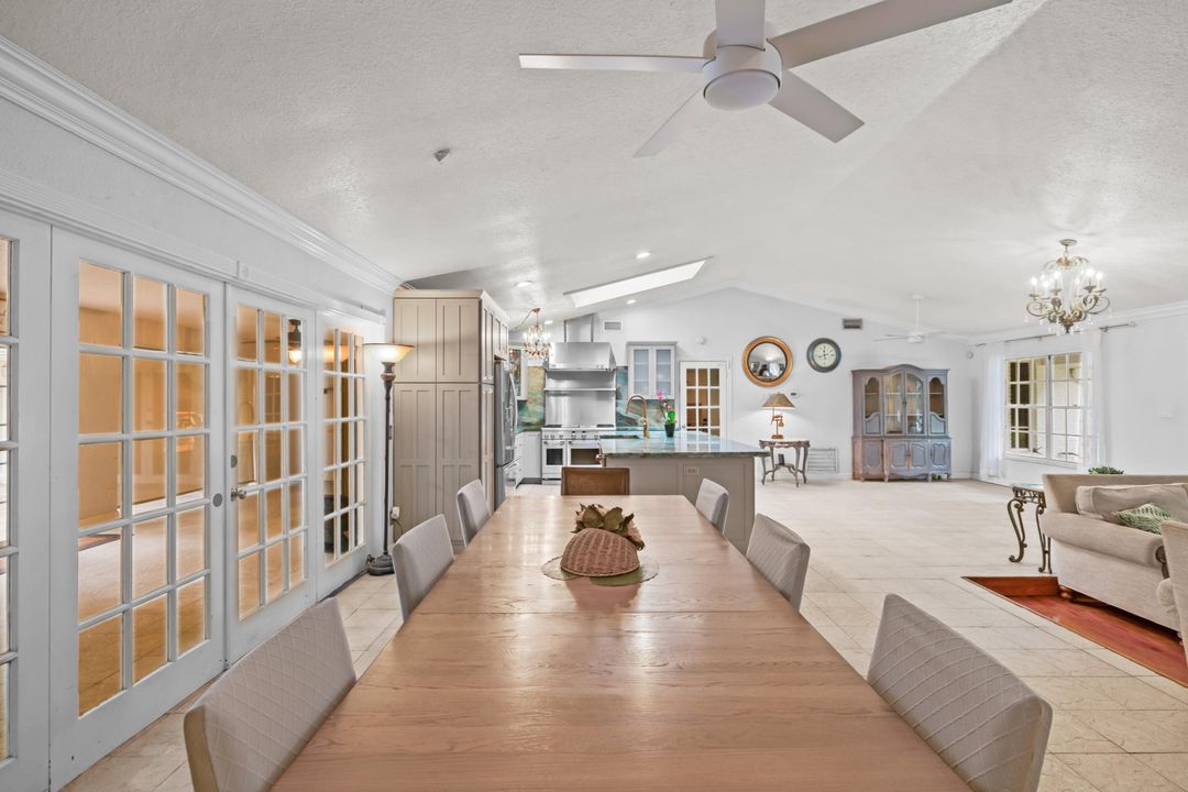 Под контрактом: $1,150,000 (6 спален, 4 ванн, 4584 Квадратных фут)