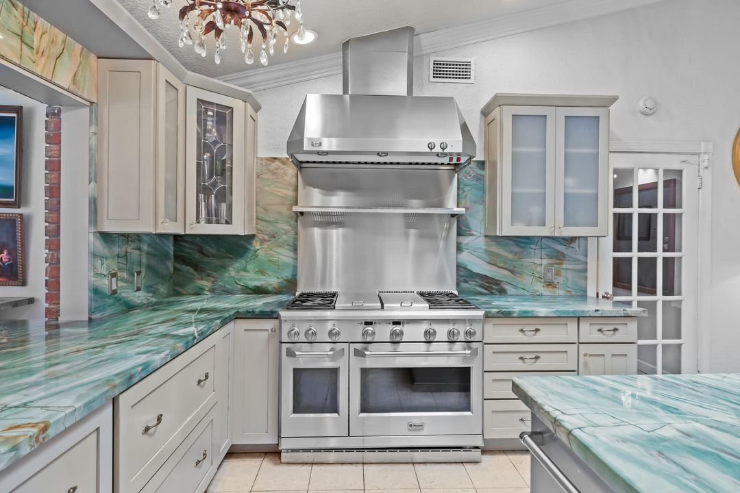 Под контрактом: $1,150,000 (6 спален, 4 ванн, 4584 Квадратных фут)