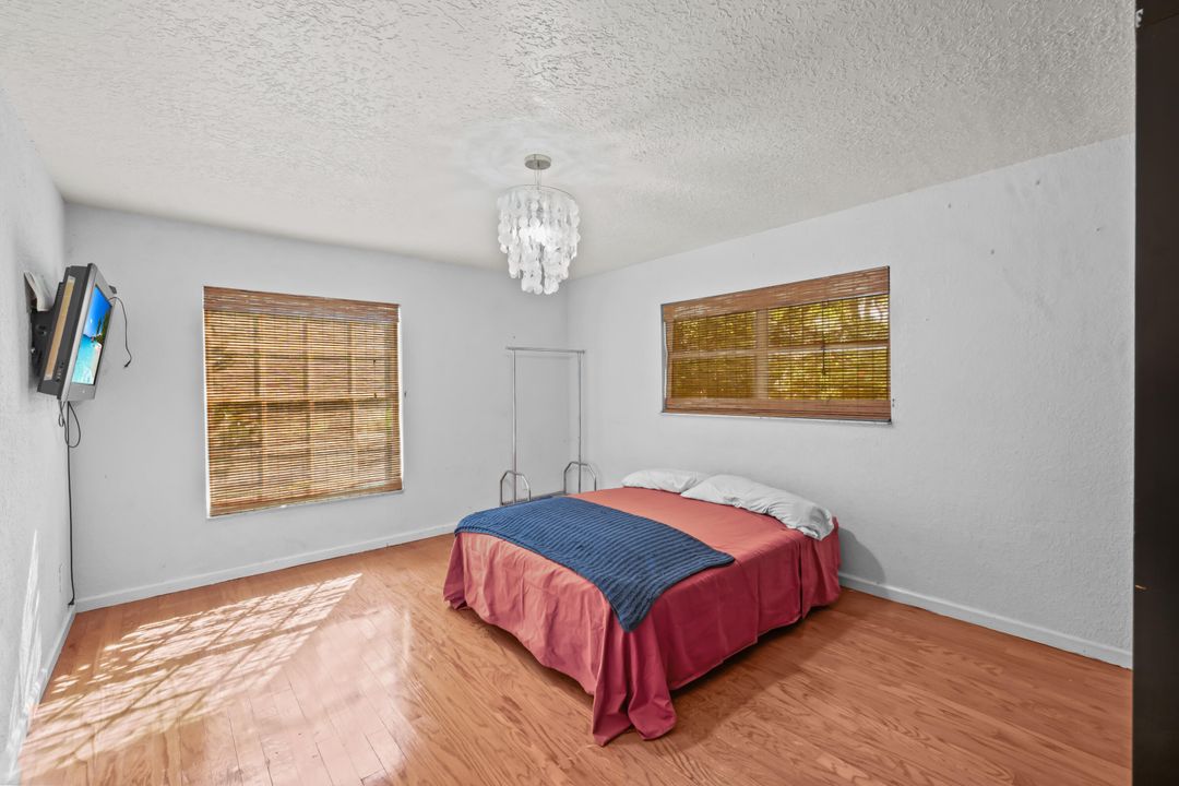 Под контрактом: $1,150,000 (6 спален, 4 ванн, 4584 Квадратных фут)