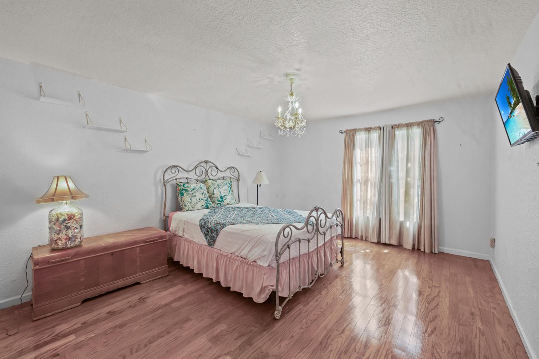 Под контрактом: $1,150,000 (6 спален, 4 ванн, 4584 Квадратных фут)