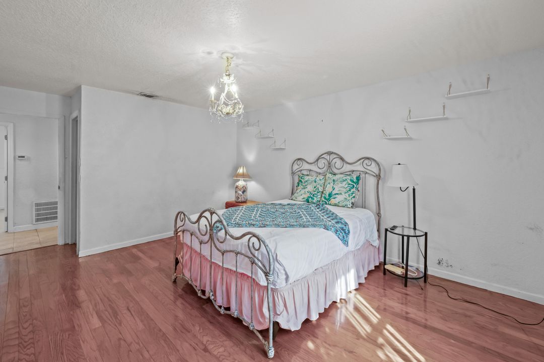 Под контрактом: $1,150,000 (6 спален, 4 ванн, 4584 Квадратных фут)