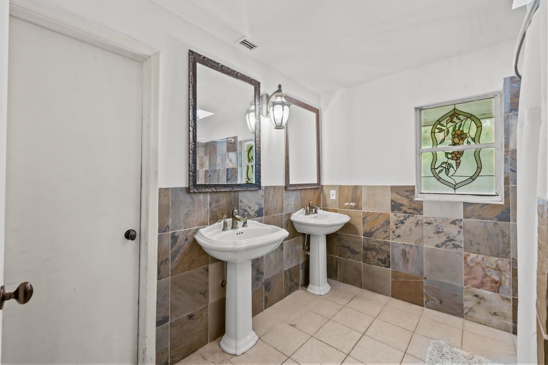 Под контрактом: $1,150,000 (6 спален, 4 ванн, 4584 Квадратных фут)