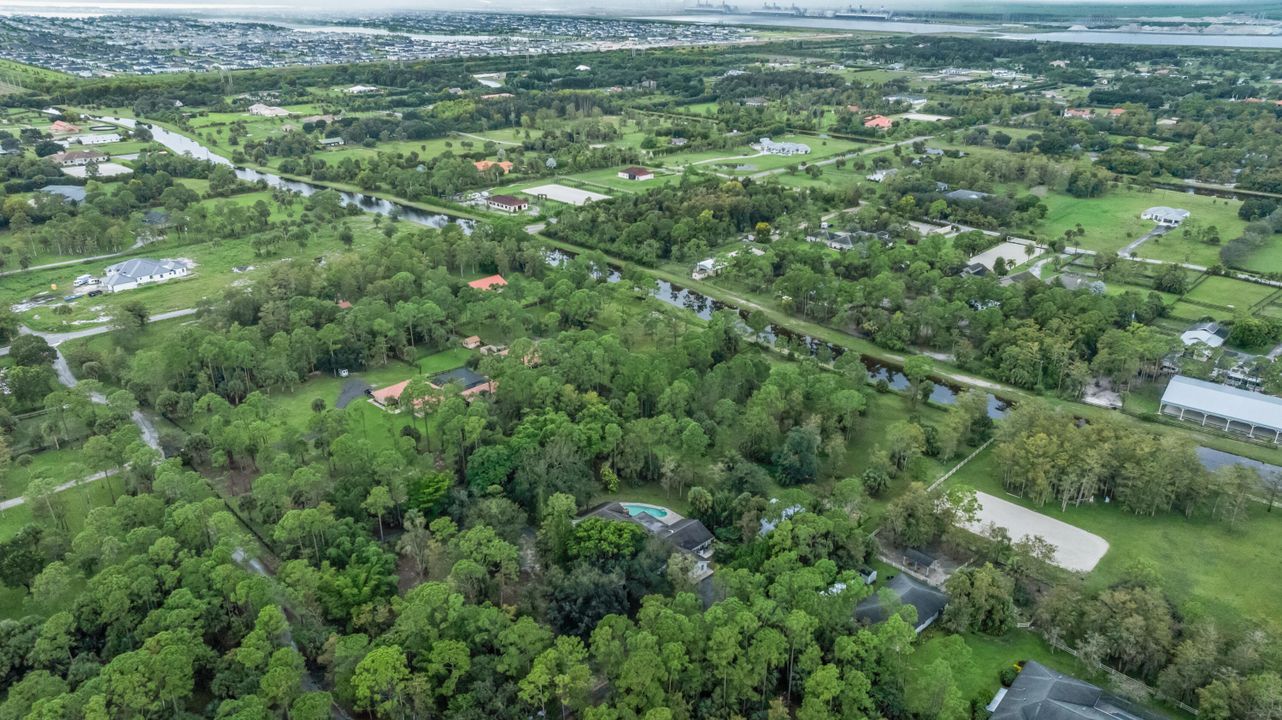 Под контрактом: $1,150,000 (6 спален, 4 ванн, 4584 Квадратных фут)