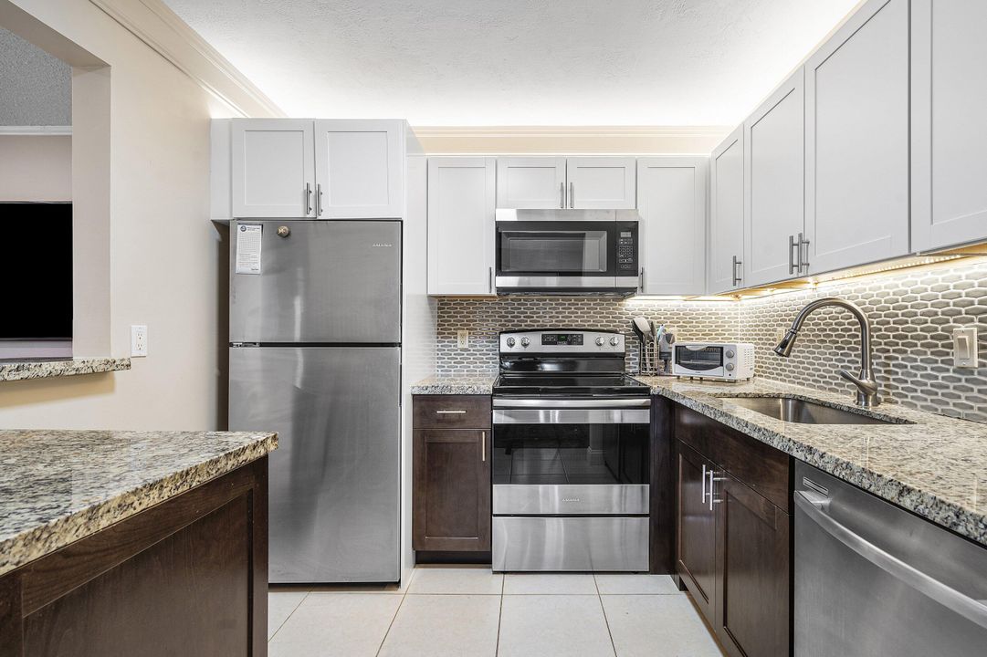 合同活跃: $1,700 (1 贝兹, 1 浴室, 720 平方英尺)