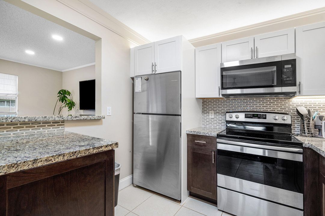 合同活跃: $1,700 (1 贝兹, 1 浴室, 720 平方英尺)