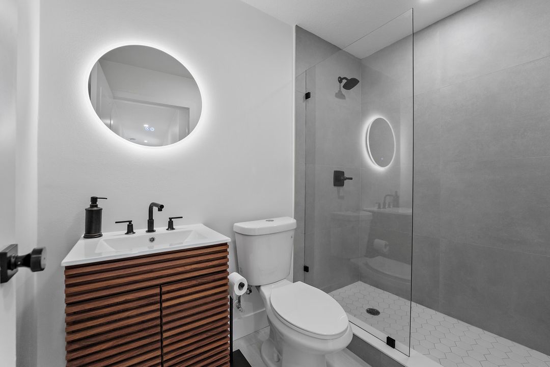 Active With Contract: $3,250 (3 beds, 2 baths, 1250 Square Feet)