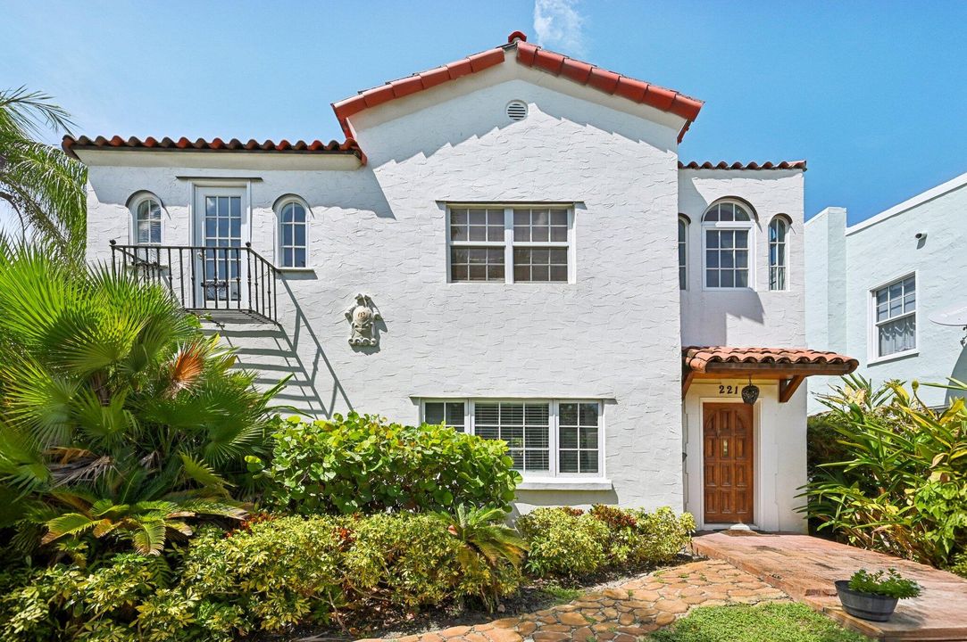 Recently Sold: $2,499,900 (5 beds, 3 baths, 2782 Square Feet)