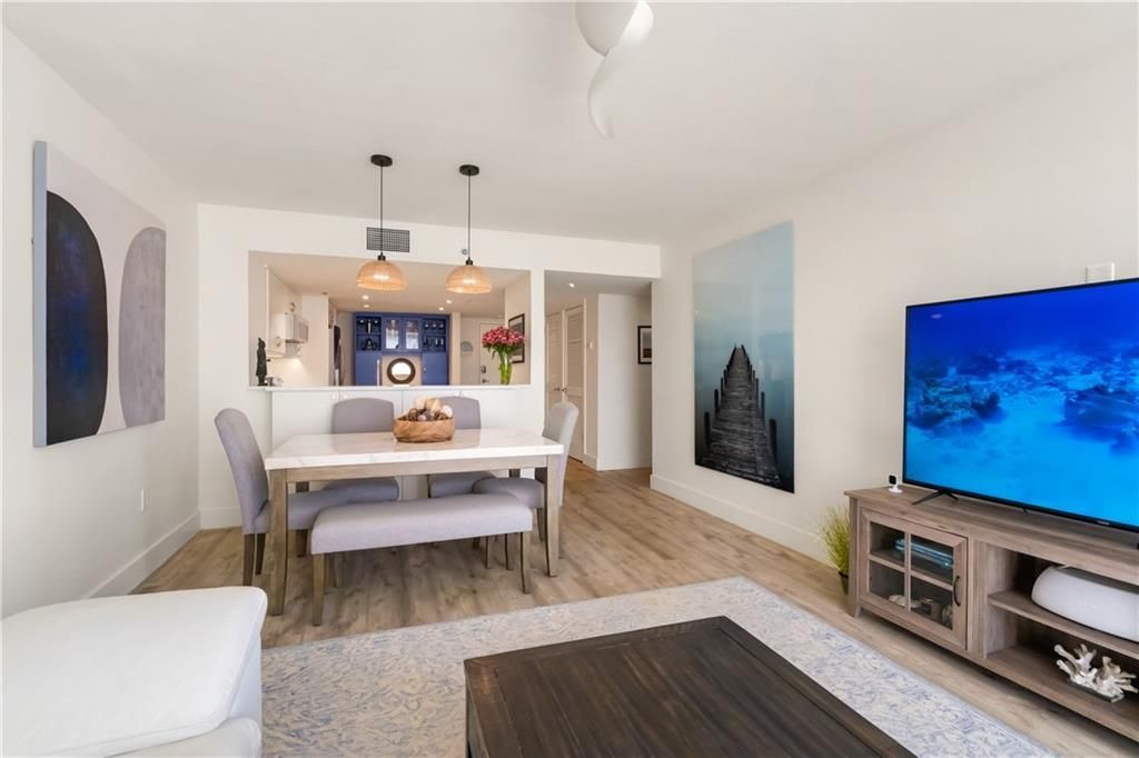 На продажу: $365,000 (2 спален, 2 ванн, 1174 Квадратных фут)