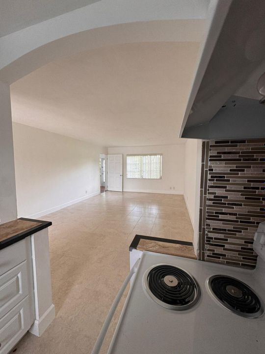 На продажу: $180,000 (1 спален, 1 ванн, 738 Квадратных фут)