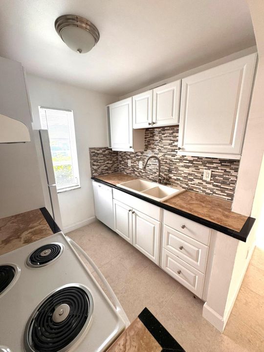 На продажу: $180,000 (1 спален, 1 ванн, 738 Квадратных фут)