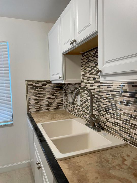 На продажу: $180,000 (1 спален, 1 ванн, 738 Квадратных фут)