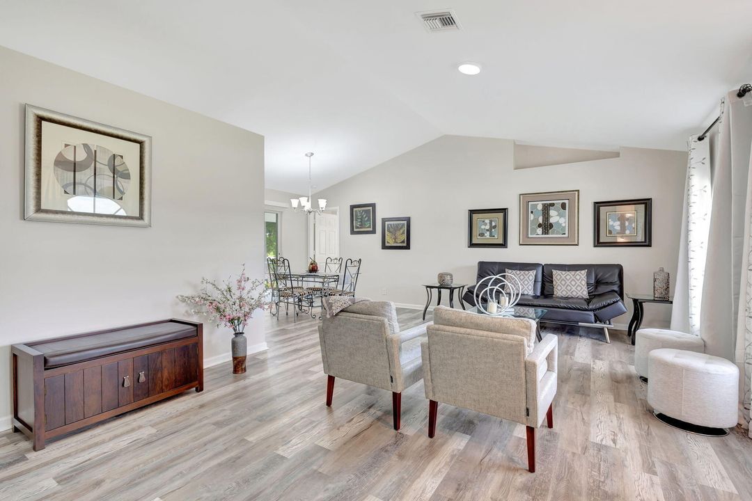 合同活跃: $650,000 (3 贝兹, 2 浴室, 1648 平方英尺)