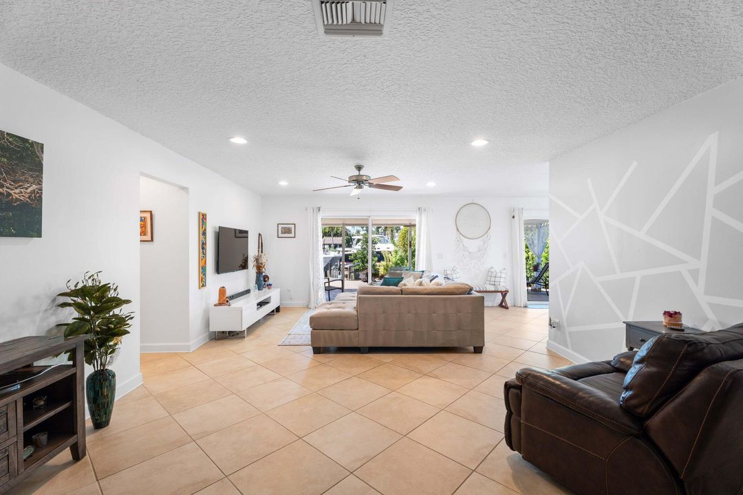 Под контрактом: $849,000 (3 спален, 2 ванн, 1396 Квадратных фут)