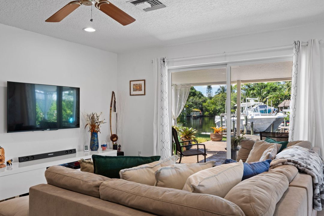 Под контрактом: $849,000 (3 спален, 2 ванн, 1396 Квадратных фут)