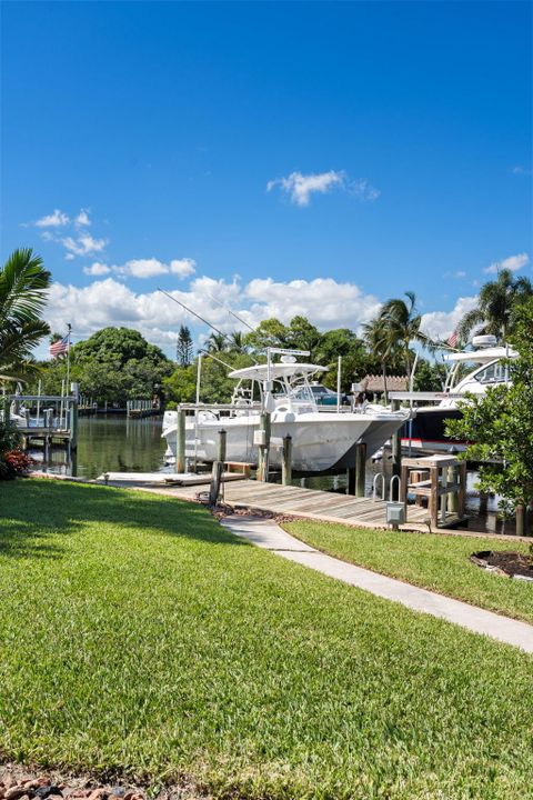 Под контрактом: $849,000 (3 спален, 2 ванн, 1396 Квадратных фут)