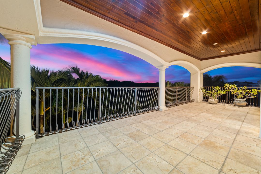 Под контрактом: $1,475,000 (5 спален, 5 ванн, 4783 Квадратных фут)