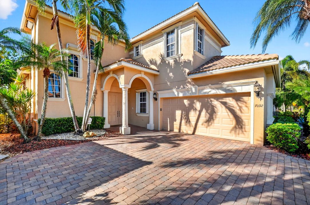 Active With Contract: $674,100 (3 beds, 3 baths, 2923 Square Feet)