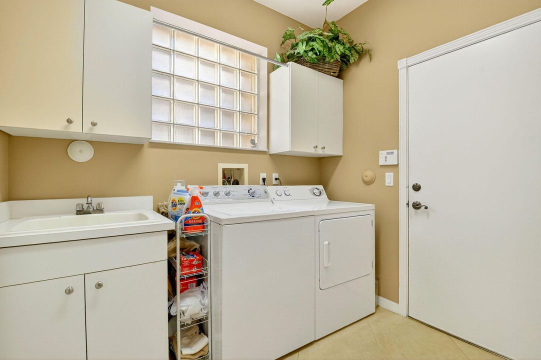 Active With Contract: $674,100 (3 beds, 3 baths, 2923 Square Feet)