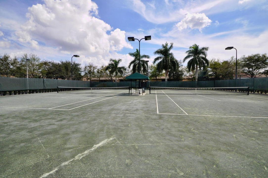 Active With Contract: $674,100 (3 beds, 3 baths, 2923 Square Feet)