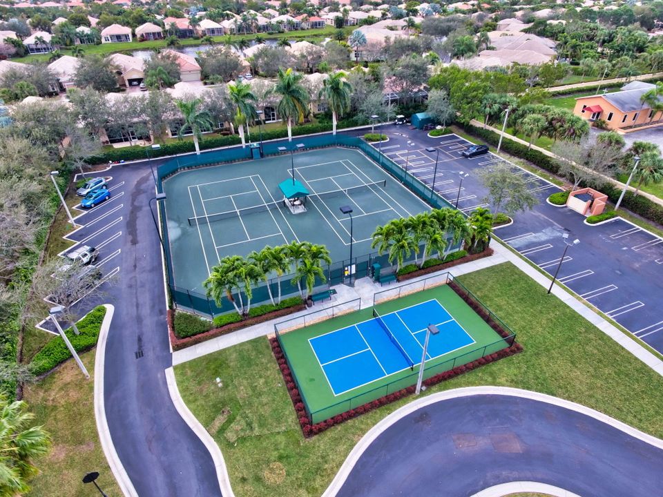 Active With Contract: $674,100 (3 beds, 3 baths, 2923 Square Feet)