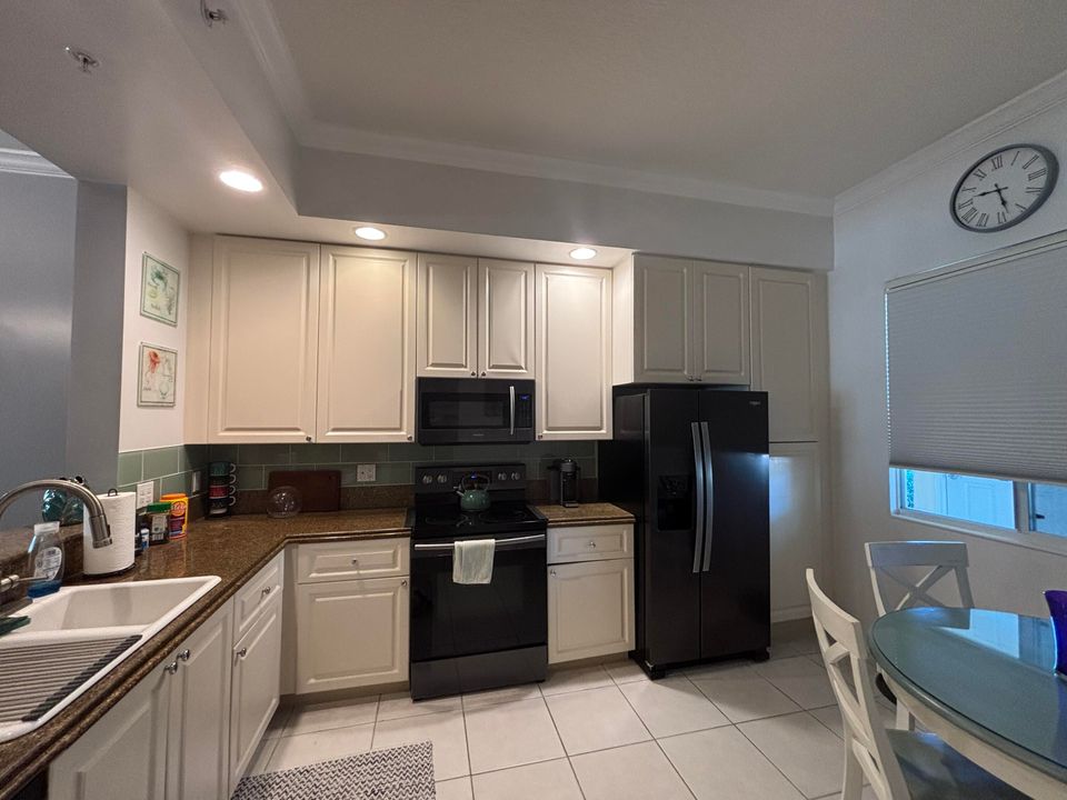 For Sale: $379,900 (2 beds, 2 baths, 1989 Square Feet)