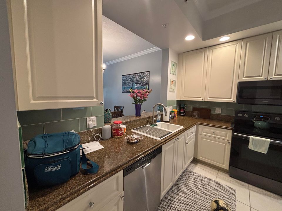 For Sale: $379,900 (2 beds, 2 baths, 1989 Square Feet)