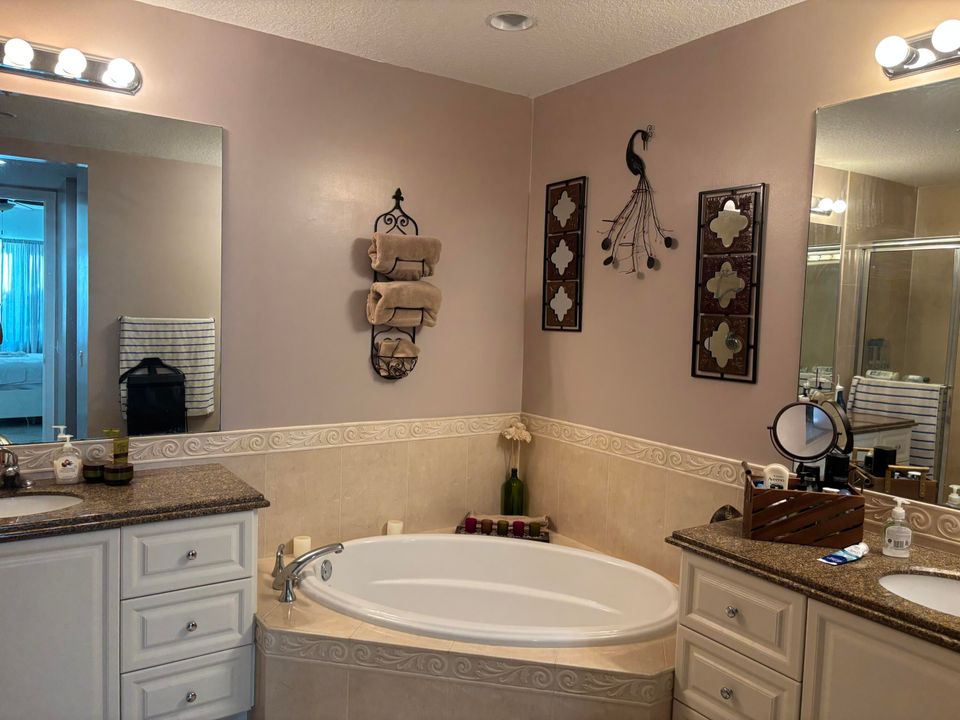 For Sale: $379,900 (2 beds, 2 baths, 1989 Square Feet)