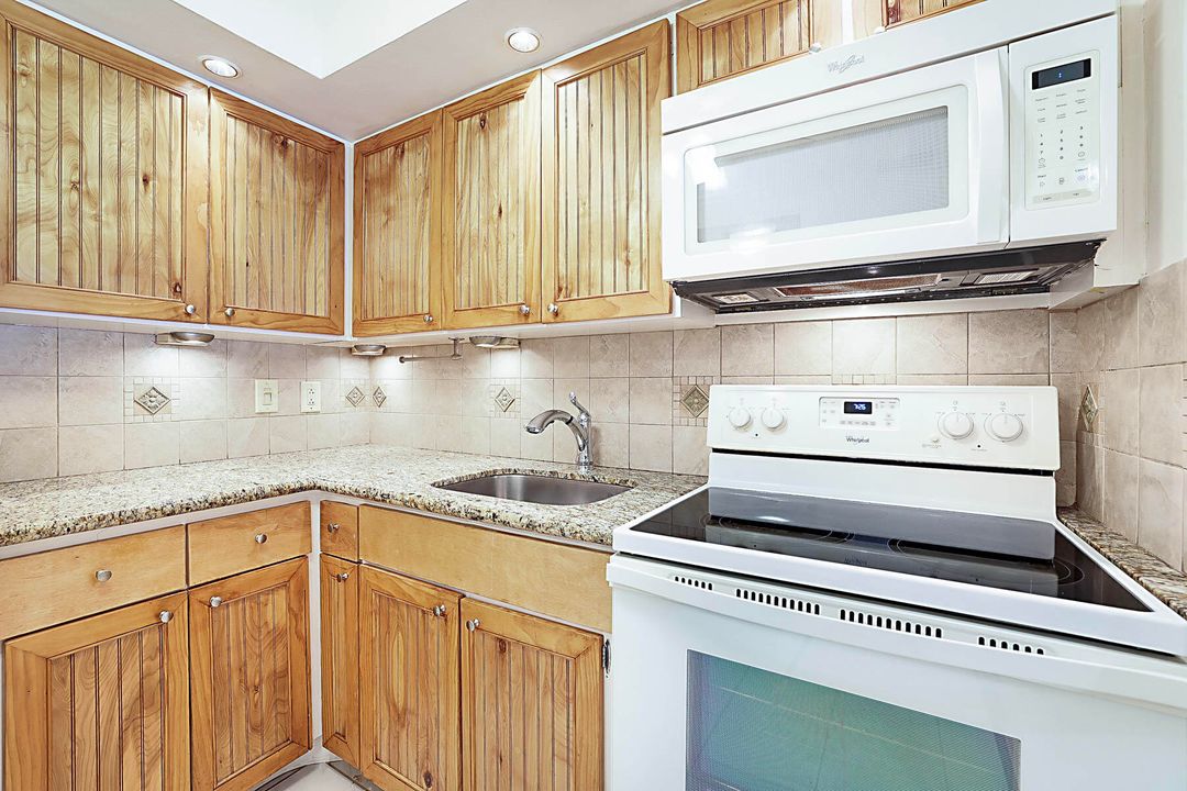 For Sale: $200,000 (1 beds, 1 baths, 750 Square Feet)