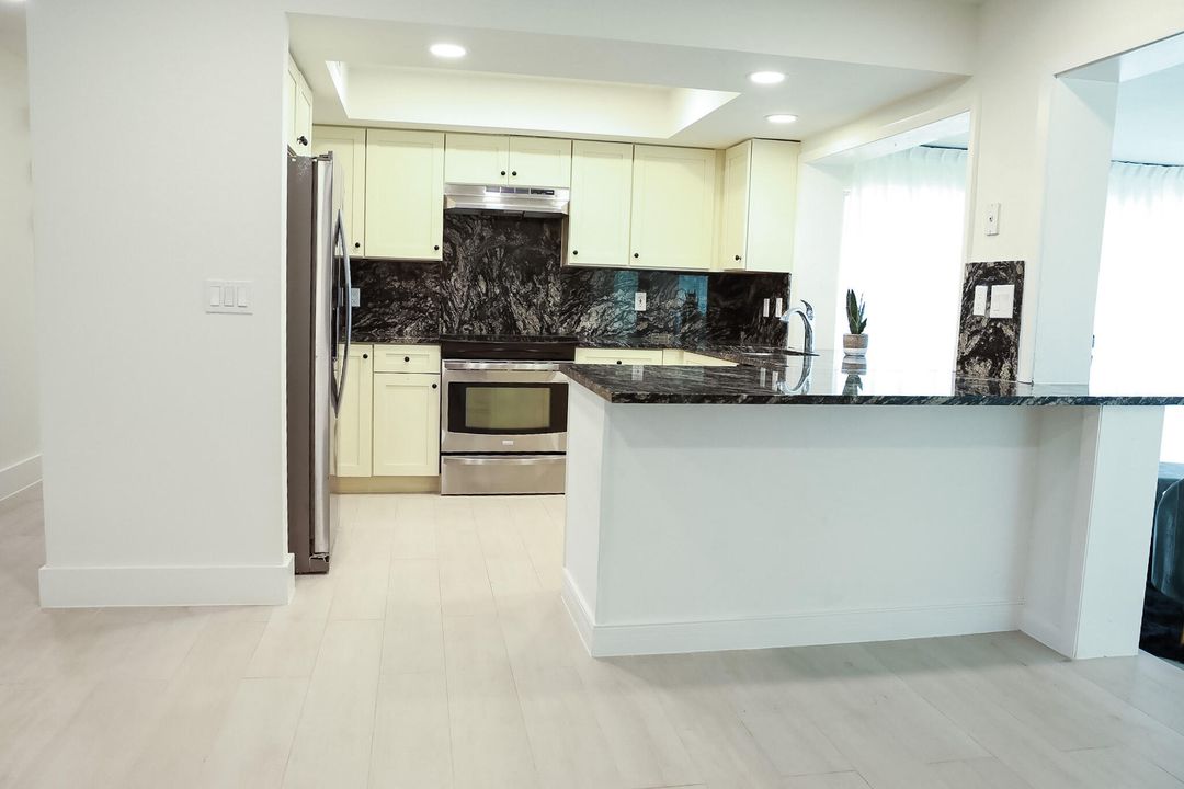 合同活跃: $6,800 (3 贝兹, 1 浴室, 1164 平方英尺)