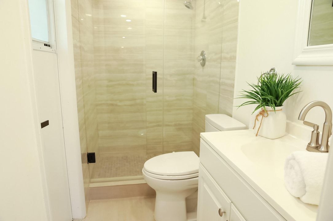 合同活跃: $6,800 (3 贝兹, 1 浴室, 1164 平方英尺)