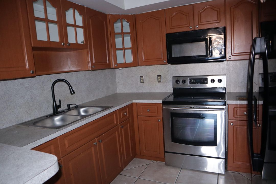 Active With Contract: $2,500 (3 beds, 3 baths, 1325 Square Feet)