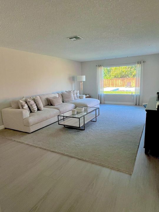 For Sale: $425,000 (3 beds, 2 baths, 1272 Square Feet)