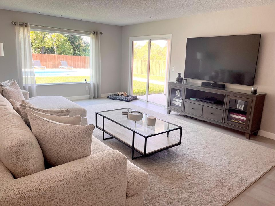 For Sale: $425,000 (3 beds, 2 baths, 1272 Square Feet)