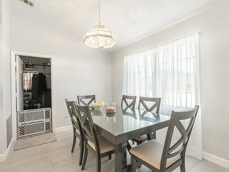 For Sale: $425,000 (3 beds, 2 baths, 1272 Square Feet)